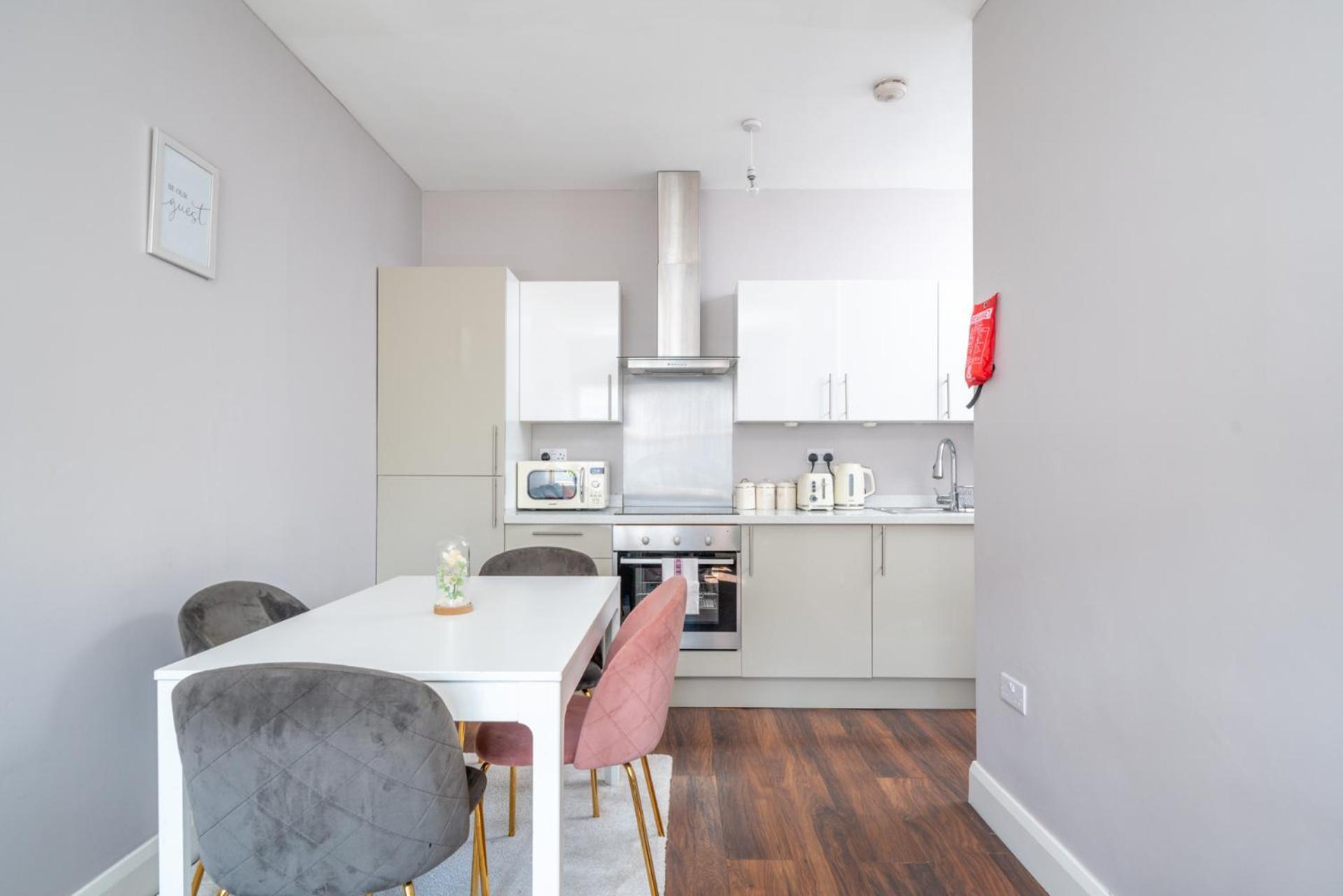 Town Centre 2 Bedoom Fast Wifi,parking-15 Mins To London Appartement